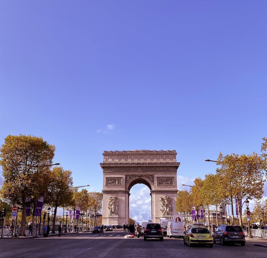 Discover Paris in Style – with a Citroën 2CV Tour by 4 roues sous 1 parapluie