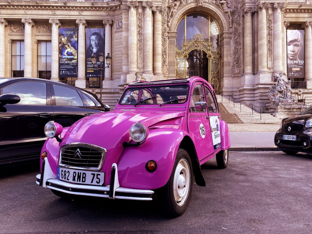 Discover Paris in Style – with a Citroën 2CV Tour by 4 roues sous 1 parapluie